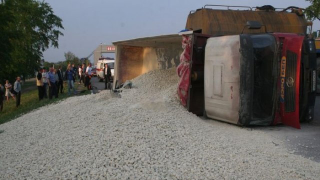This Is What Happens When A Truck Full Of Crushed Stone Turns Over On A Car